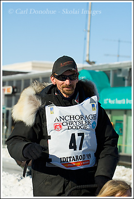Iditarod Champion, Lance Mackey, racing off at the start of Iditarod 2009